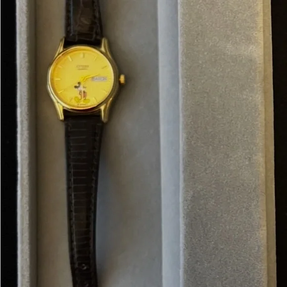 Stunning Rare Mickey Mouse Mint Running Condition Citizen  display picture 3